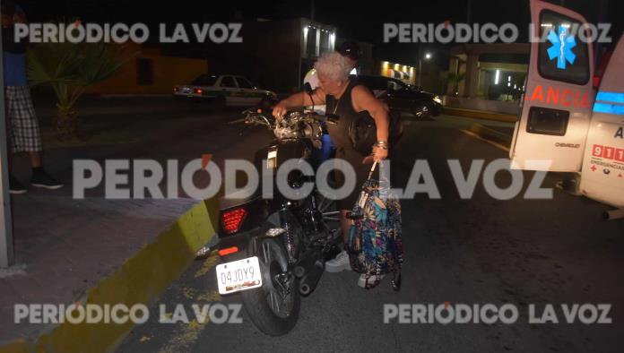 Se le mete taxista a mujer en moto