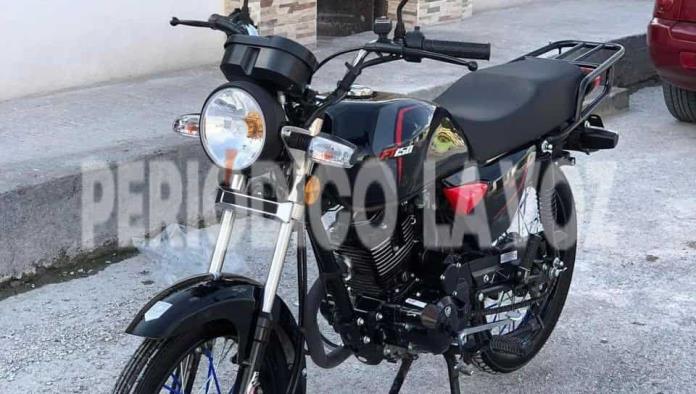 Le roban moto afuera del jale