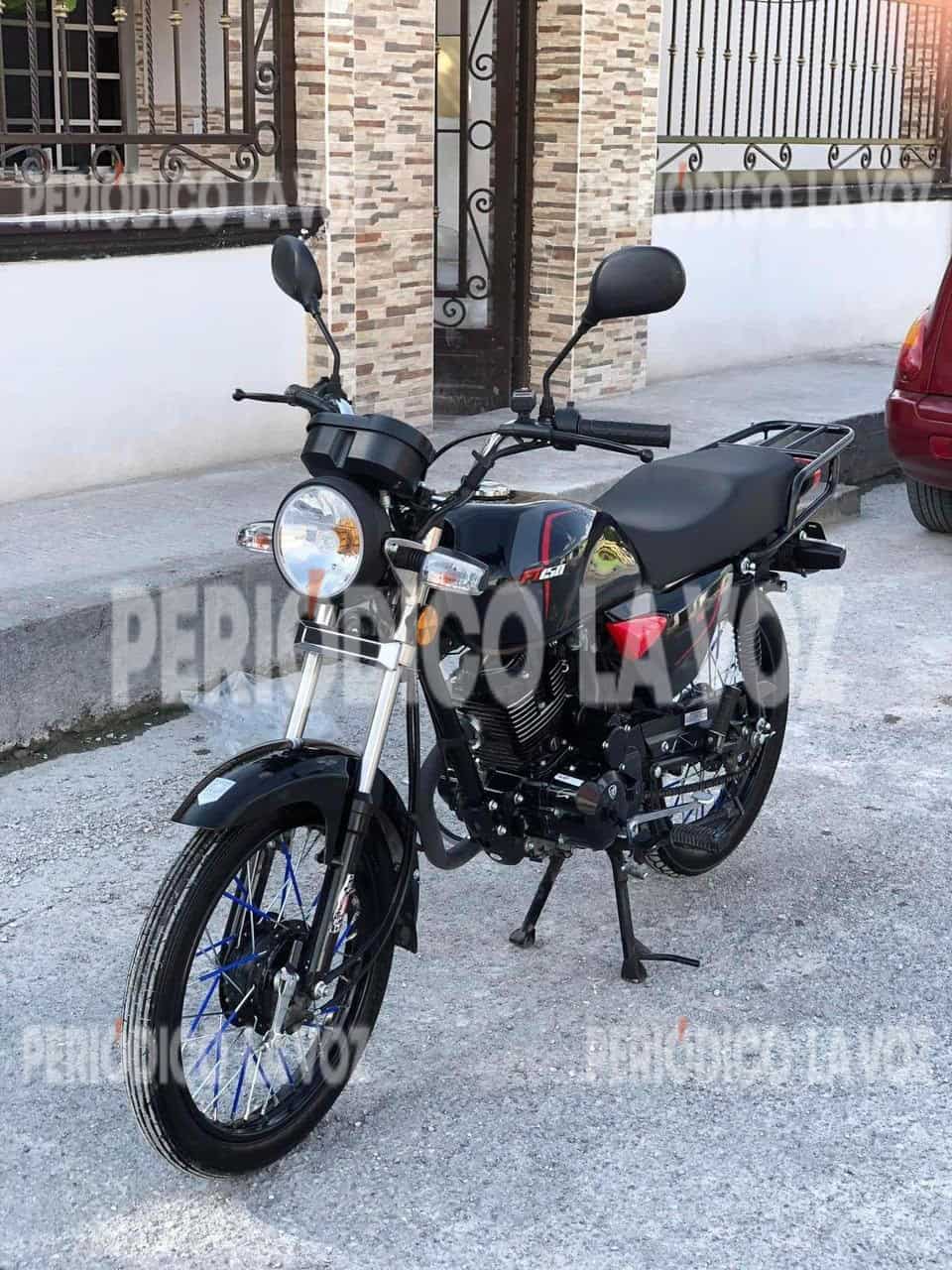 Le roban moto afuera del jale