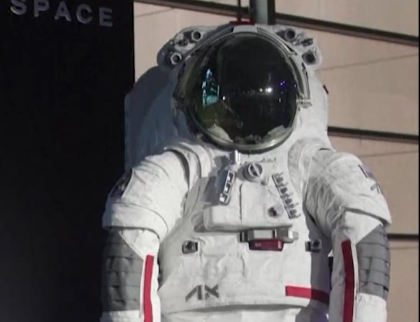 NASA presenta trajes espaciales diseñados por Prada NASA presenta trajes espaciales diseñados por Prada