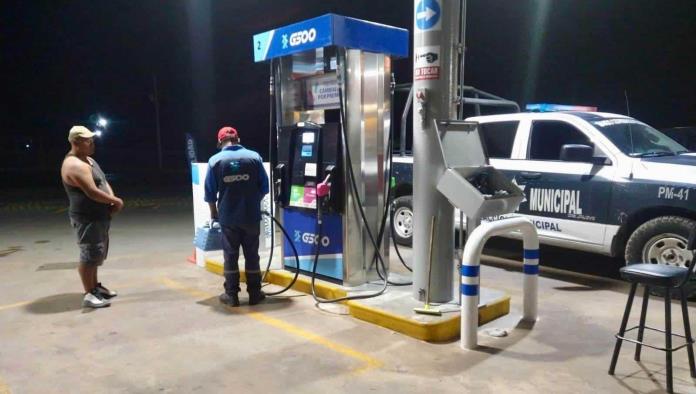 Policías de Nava Auxilian a Joven Varado en la Carretera 57