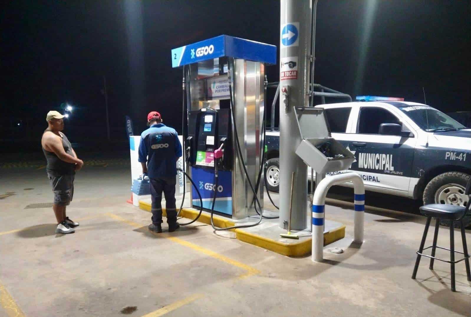 Policías de Nava Auxilian a Joven Varado en la Carretera 57