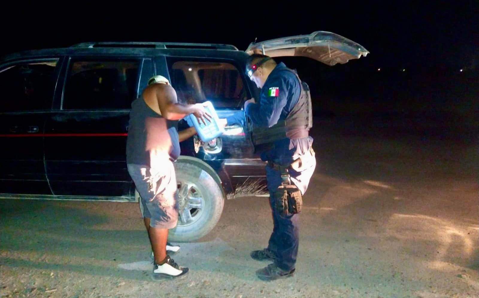 Policías de Nava Auxilian a Joven Varado en la Carretera 57