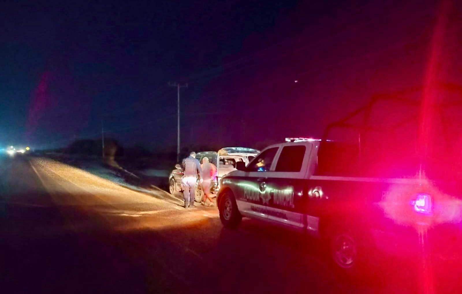 Policías de Nava Auxilian a Joven Varado en la Carretera 57