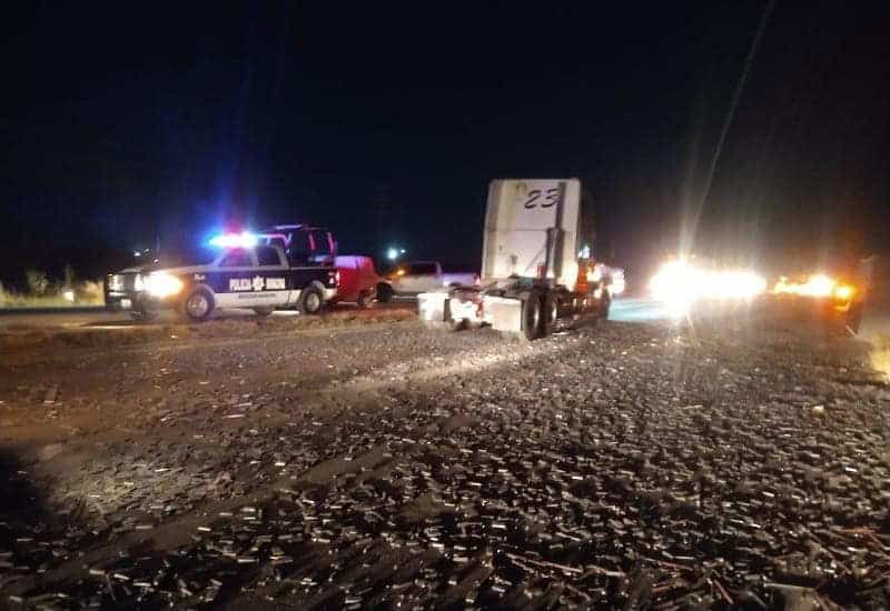 Piden Denunciar tras Volcadura de Tráiler en la Carretera 57 por Esparcimiento de Fierros