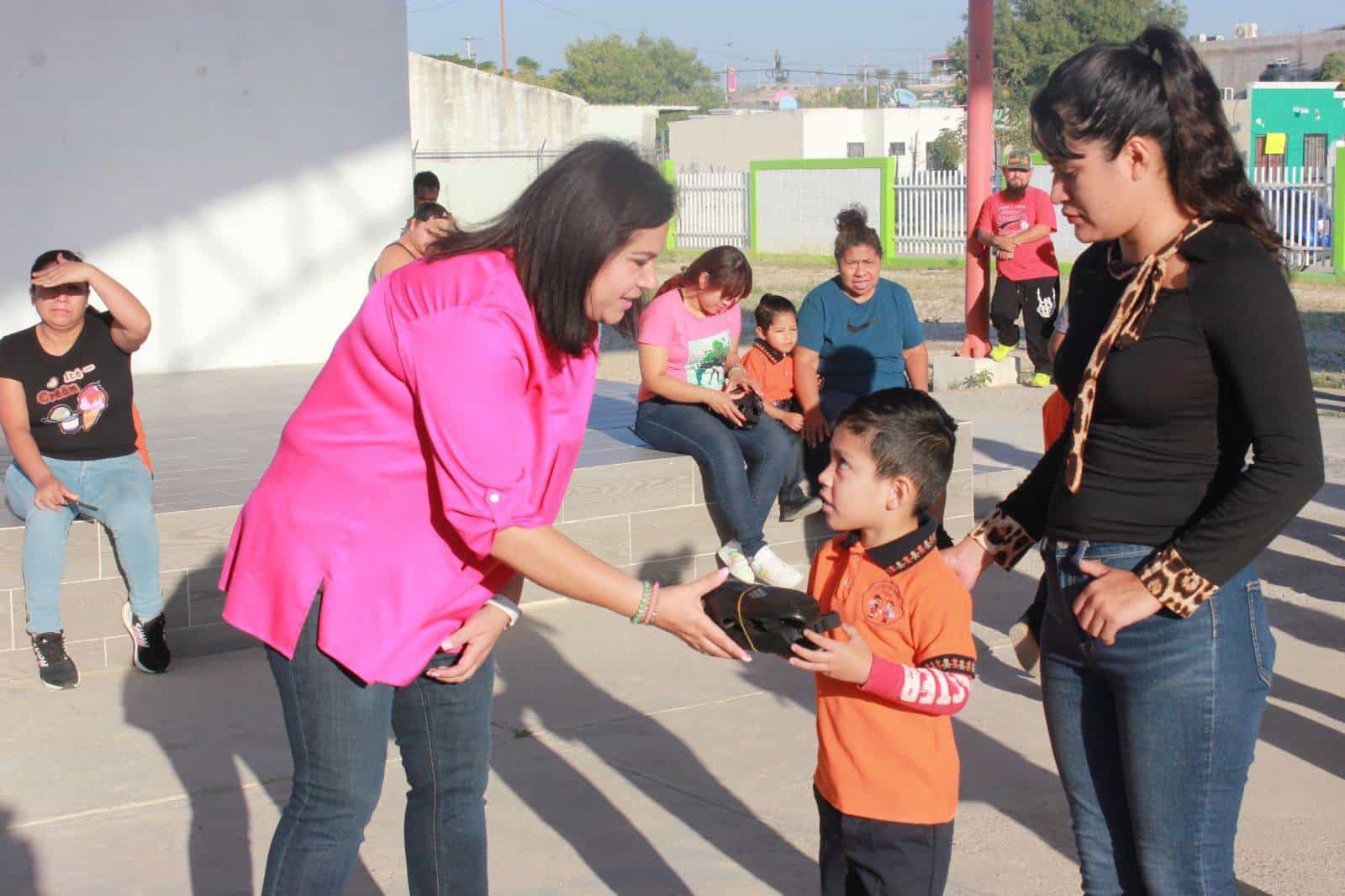 Entregan Calzado Especial para Niños en Ciudad Acuña