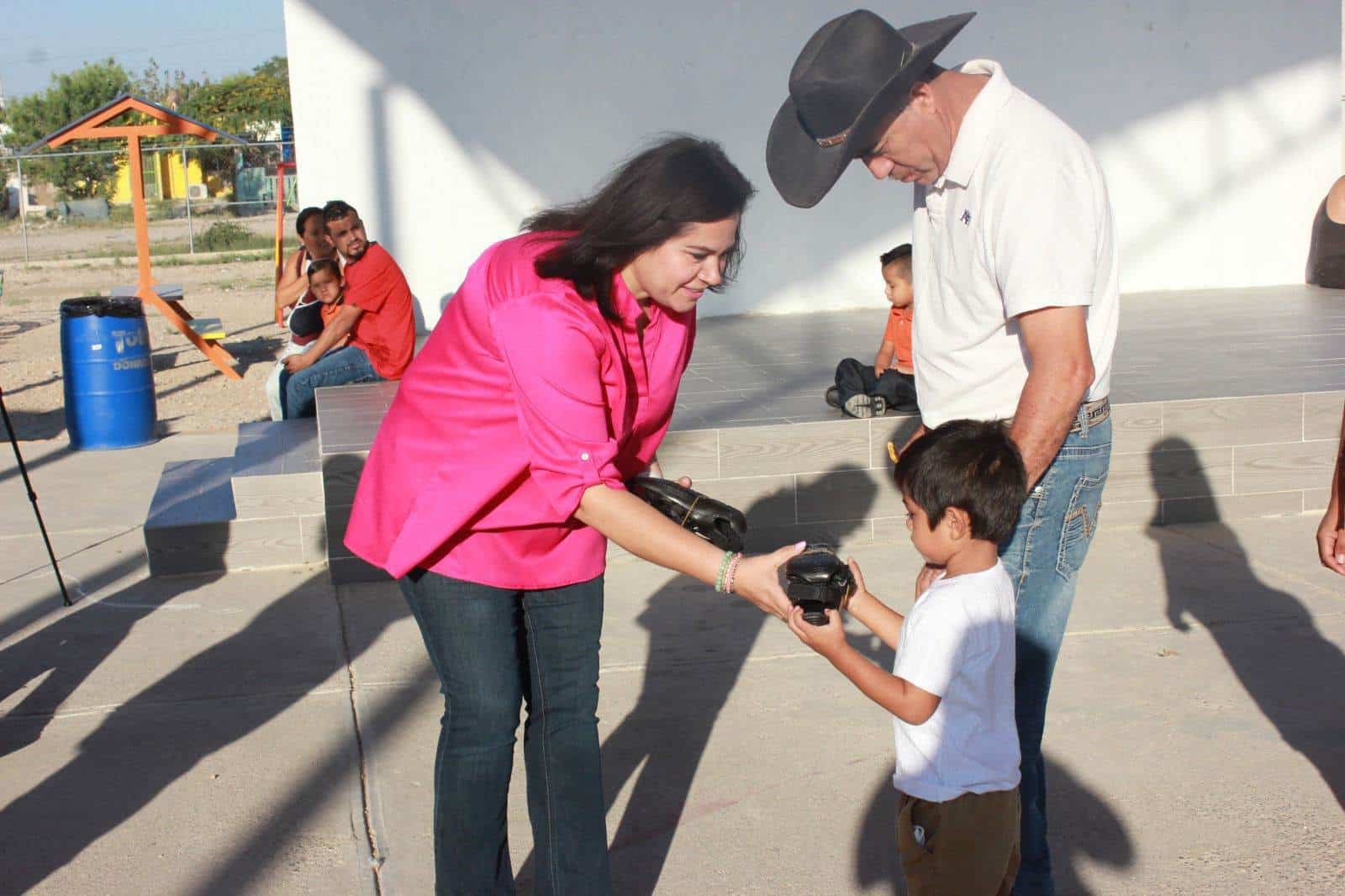 Entregan Calzado Especial para Niños en Ciudad Acuña