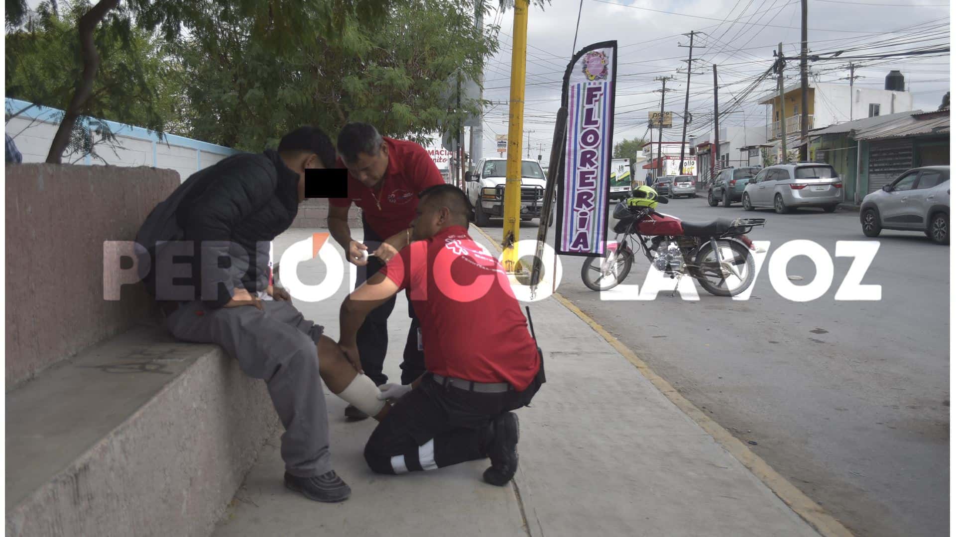 Perro tumba de moto a estudiante del COBAC