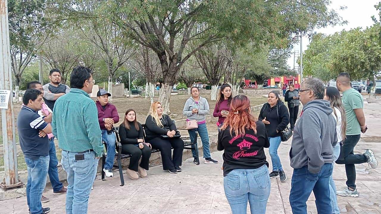 Comerciantes del primer cuadro de la ciudad dialogan con el presidente de la CANACO Guillermo Lazarín Soto.