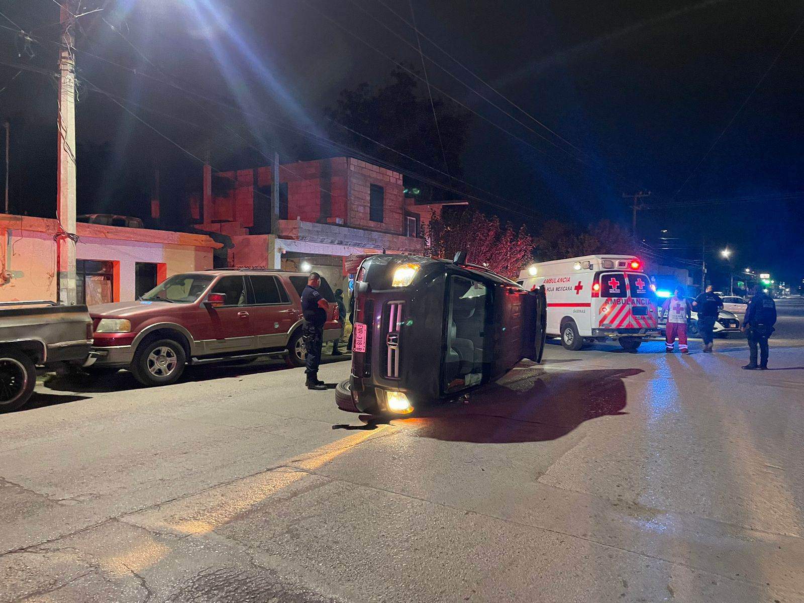 El exceso de velocidad provocó el volcamiento de una camioneta tipo familiar en la calle Independencia.