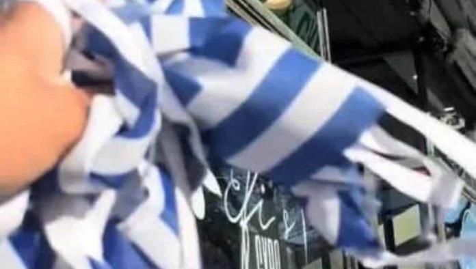 Tiktoker derriba banderas de Grecia pensado que eran de Israel