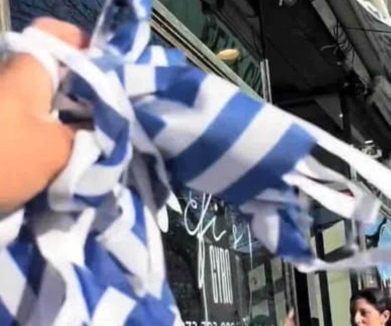 Tiktoker derriba banderas de Grecia pensado que eran de Israel