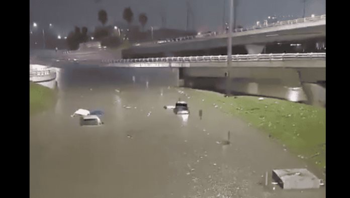 Monterrey se inunda; Lluvias golpean Nuevo León