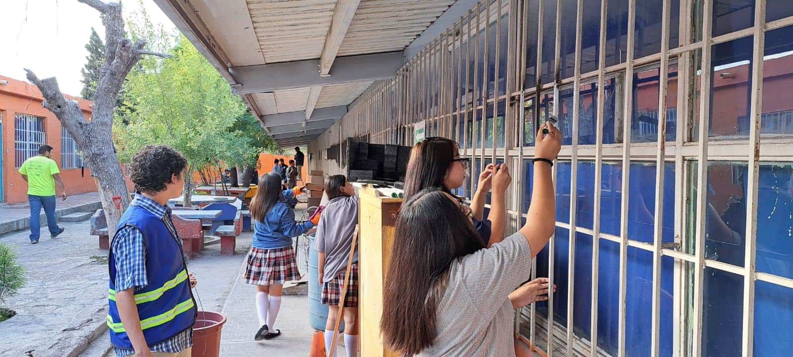 Alumnos del Cecytec Frontera realizaron trabajos de soldadura y pintura en la escuela primaria José María Morelos y Pavón.