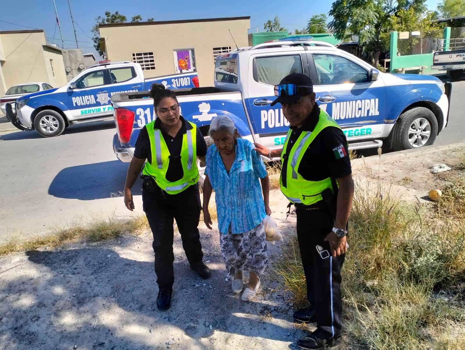 Apoyan policías a personas vulnerables