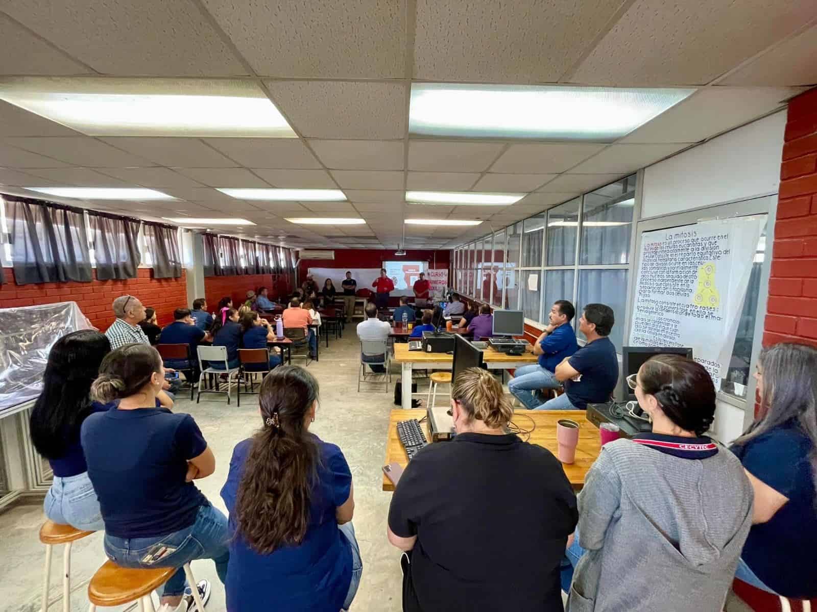 Capacitan en Primeros Auxilios a Docentes del CECyTEC en Nava