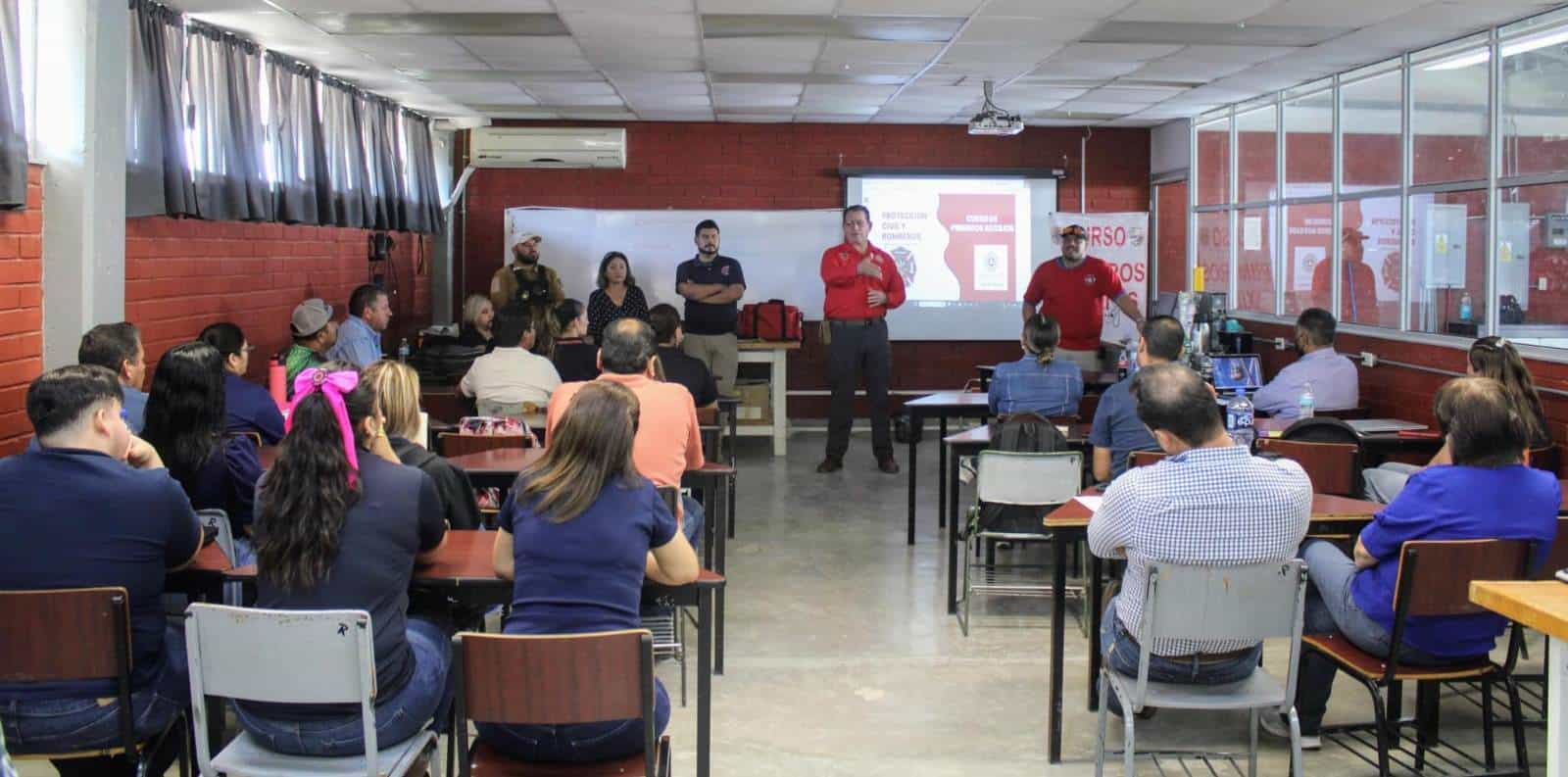 Capacitan en Primeros Auxilios a Docentes del CECyTEC en Nava