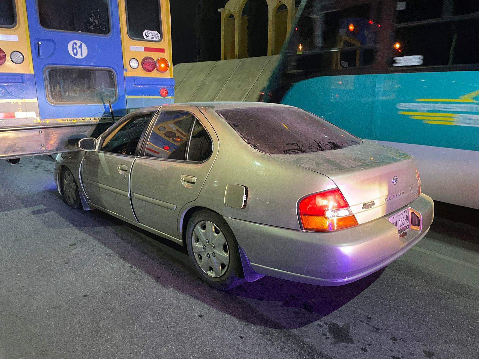 Se le fue el acelerador y choca a autobús