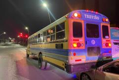 Se le fue el acelerador y choca a autobús