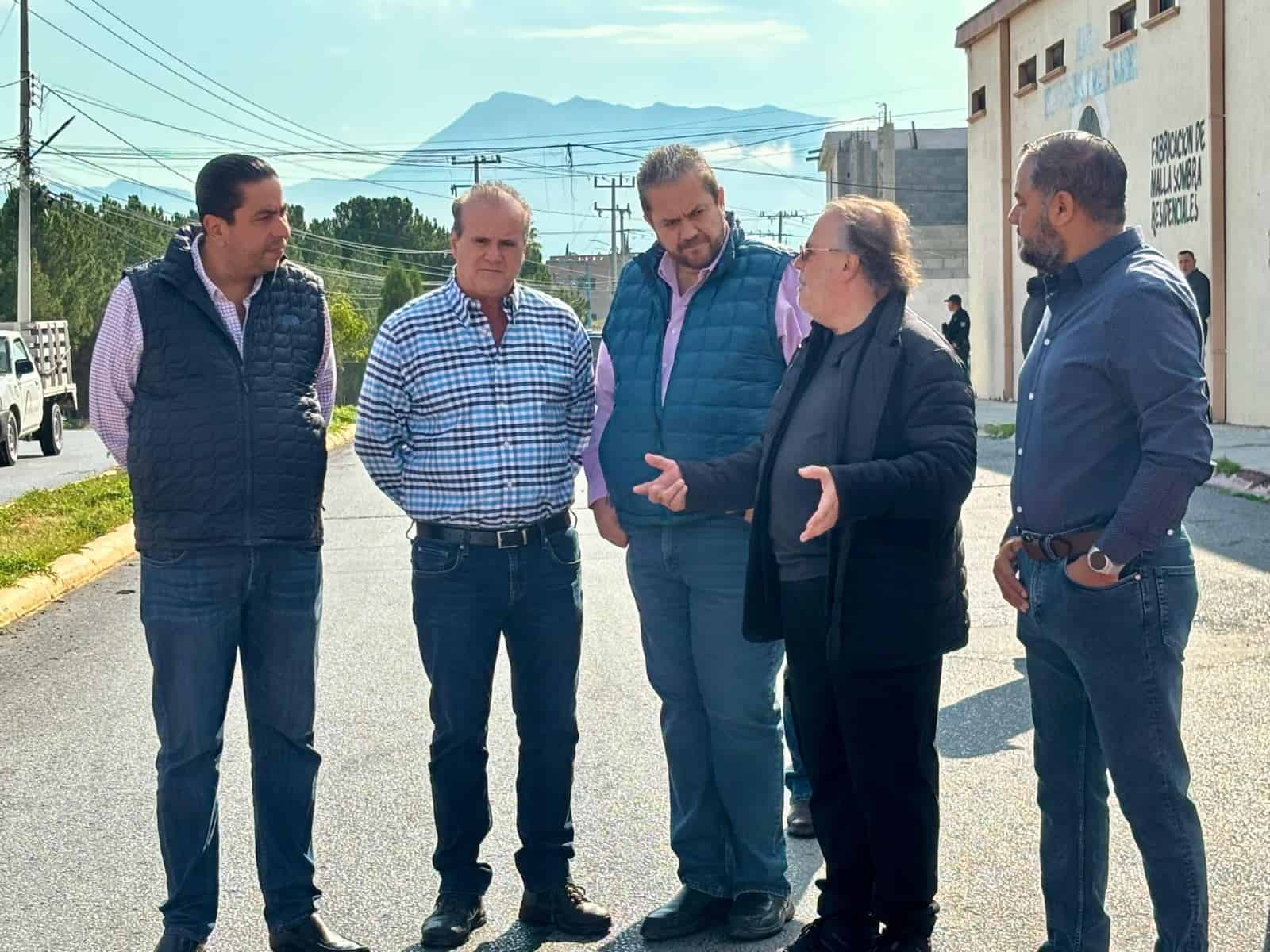 El alcalde electo de Ramos Arizpe, Tomás Gutiérrez Merino, junto con el actual presidente municipal, José María Morales Padilla y el Secretario de Infraestructura, Miguel Ángel Algara, supervisaron los trabajos de recarpeteo.