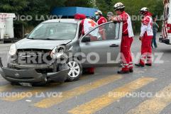 Se le ´mete´ a auto y lo ´trepa´ a banqueta