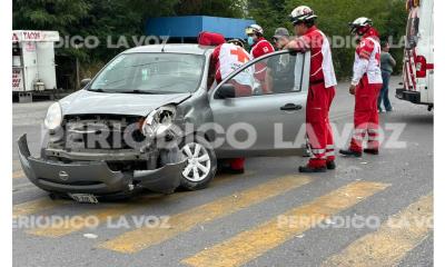 Se le ´mete´ a auto y lo ´trepa´ a banqueta