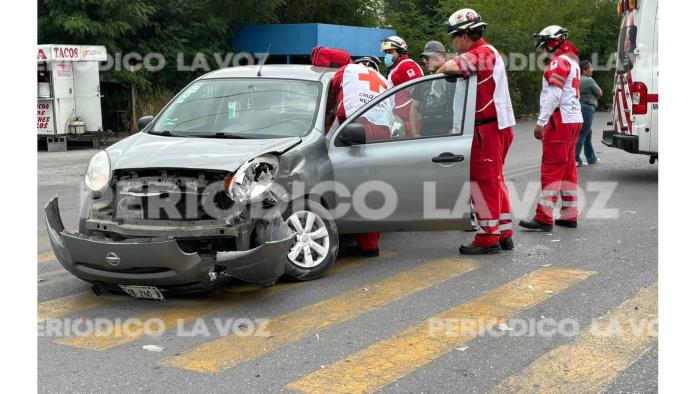 Se le ´mete´ a auto y lo ´trepa´ a banqueta