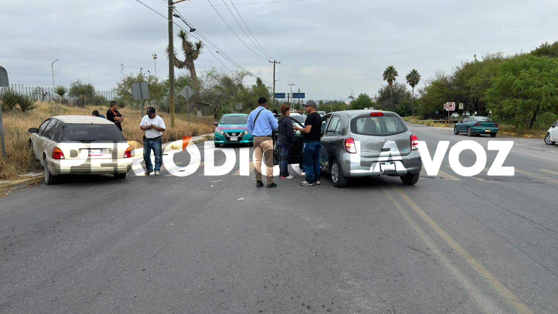 Se le ´mete´ a auto y lo ´trepa´ a banqueta