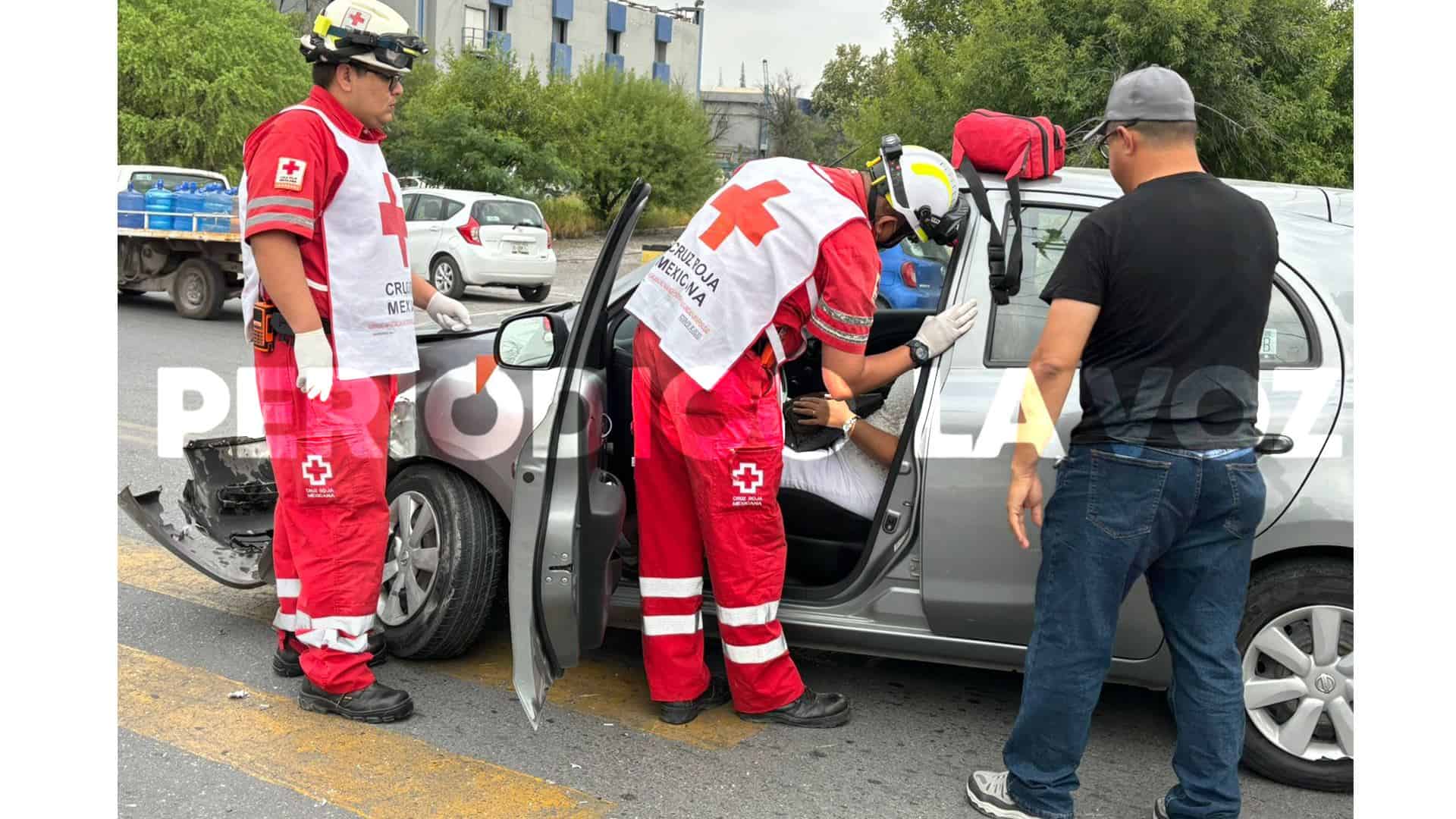 Se le ´mete´ a auto y lo ´trepa´ a banqueta