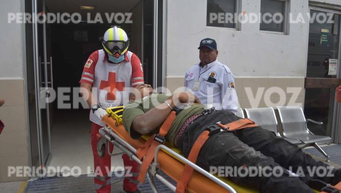 Sale por comida y se estampa en troca