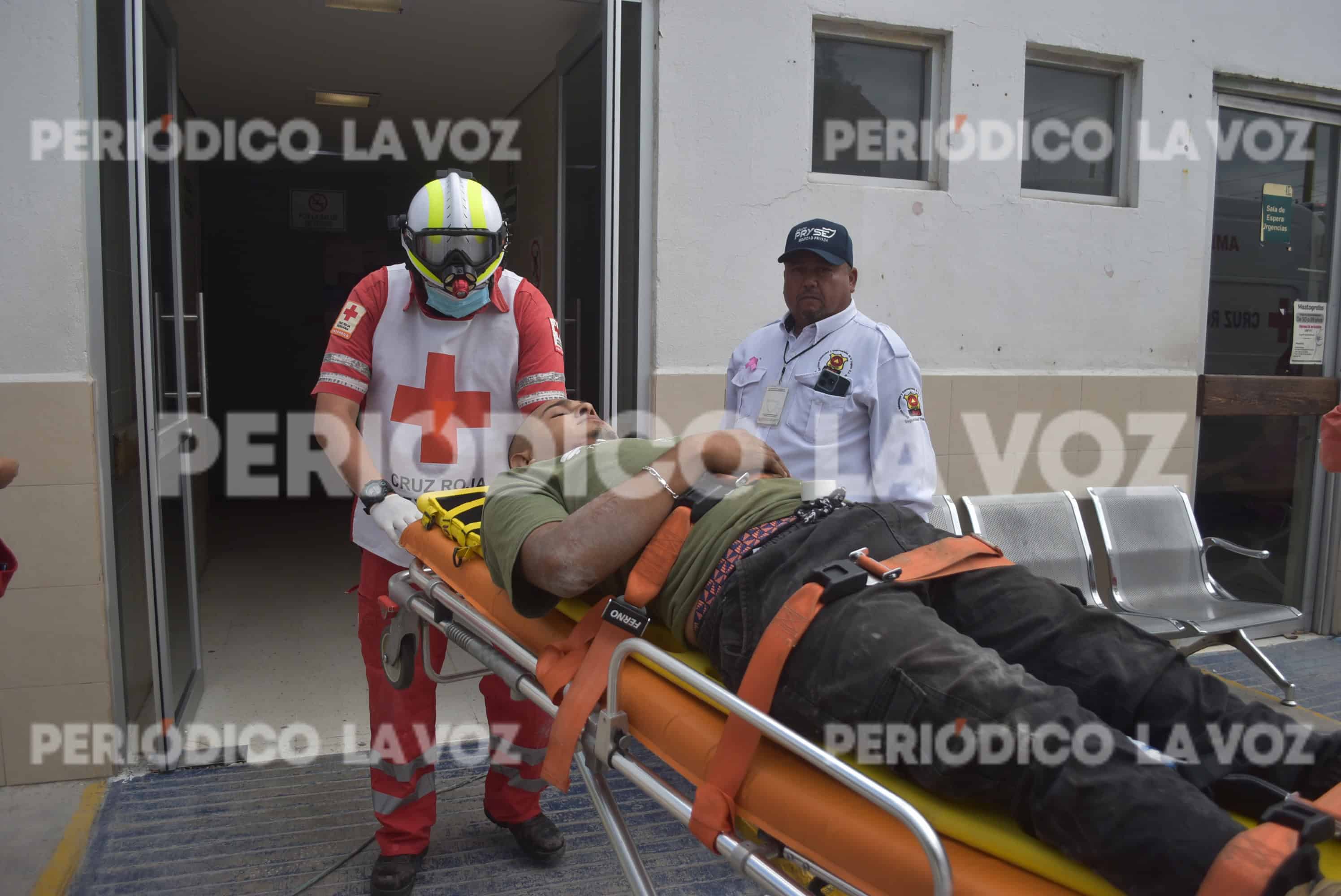 Sale por comida y se estampa en troca