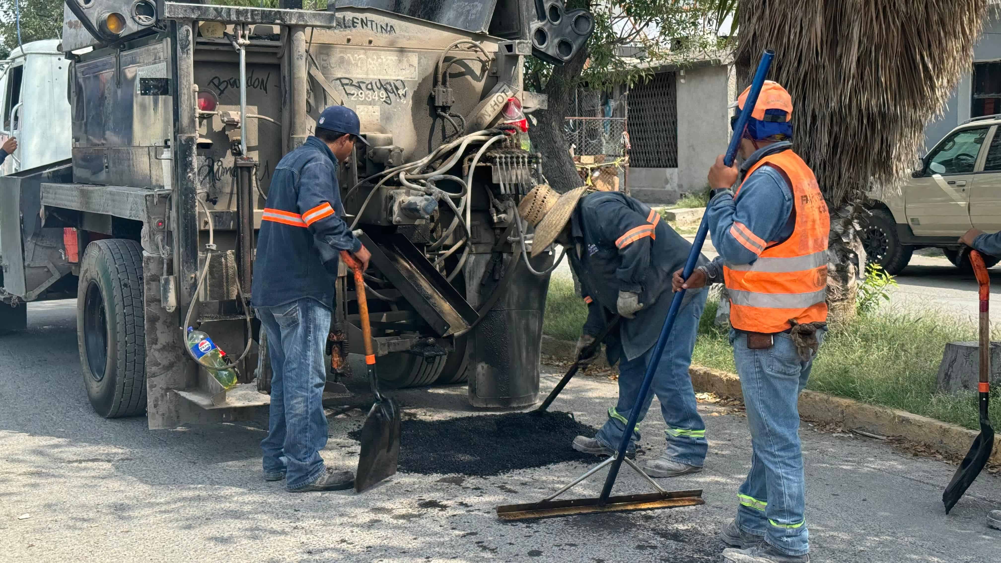 Las cuadrillas de bacheo siguen intensificando las acciones en las calles mayormente lastimadas.