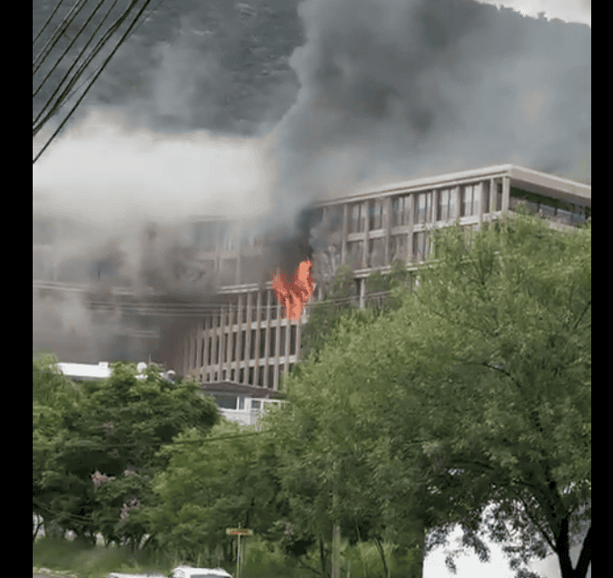 Se incendia edifico de departamento en San Pedro