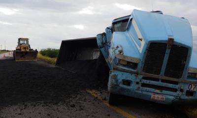 Vuelca tráiler en la 57