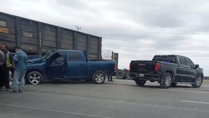 Accidente en Nava: Tráiler Carbonero Causa Choque en Carretera Federal 57