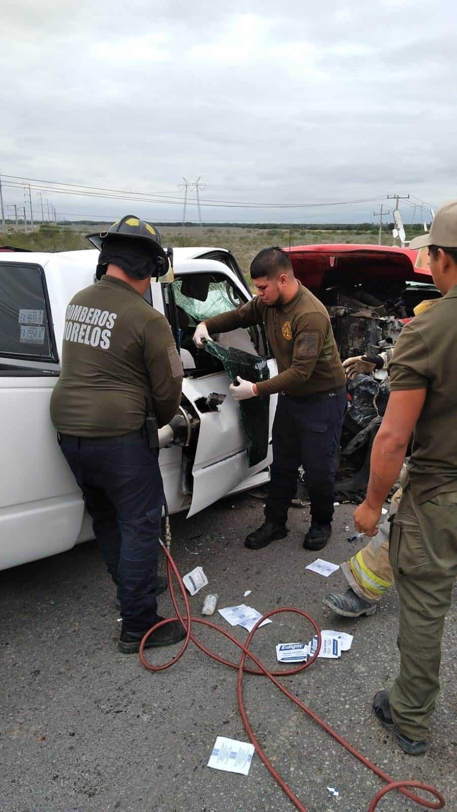 Rescatan a Dos Personas Prensadas tras Choque en el Puente Nava-Morelos