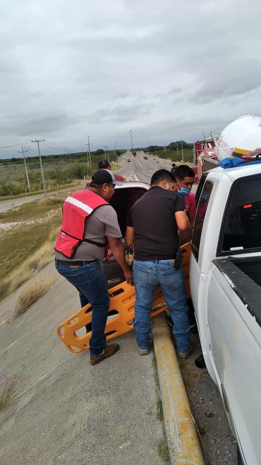 Rescatan a Dos Personas Prensadas tras Choque en el Puente Nava-Morelos