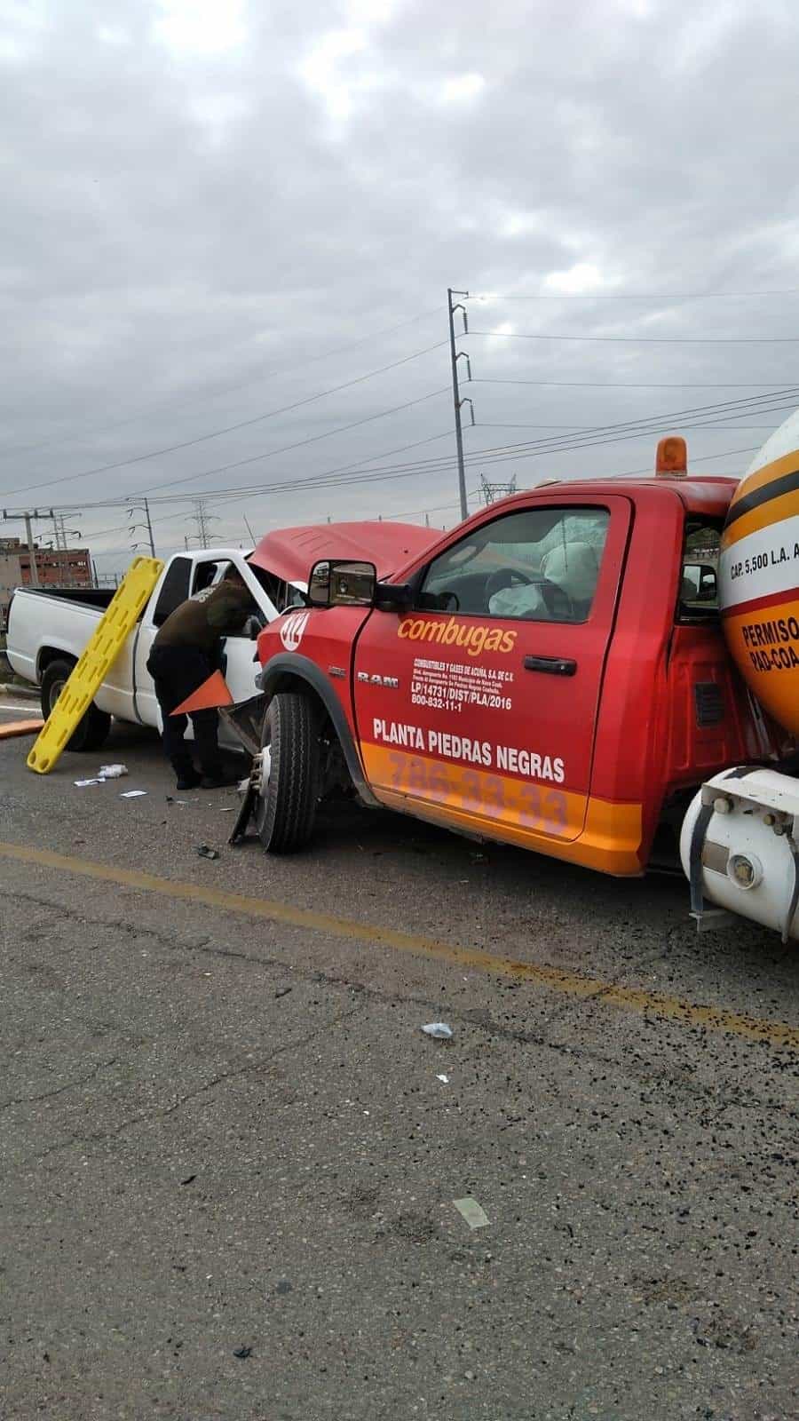 Rescatan a Dos Personas Prensadas tras Choque en el Puente Nava-Morelos