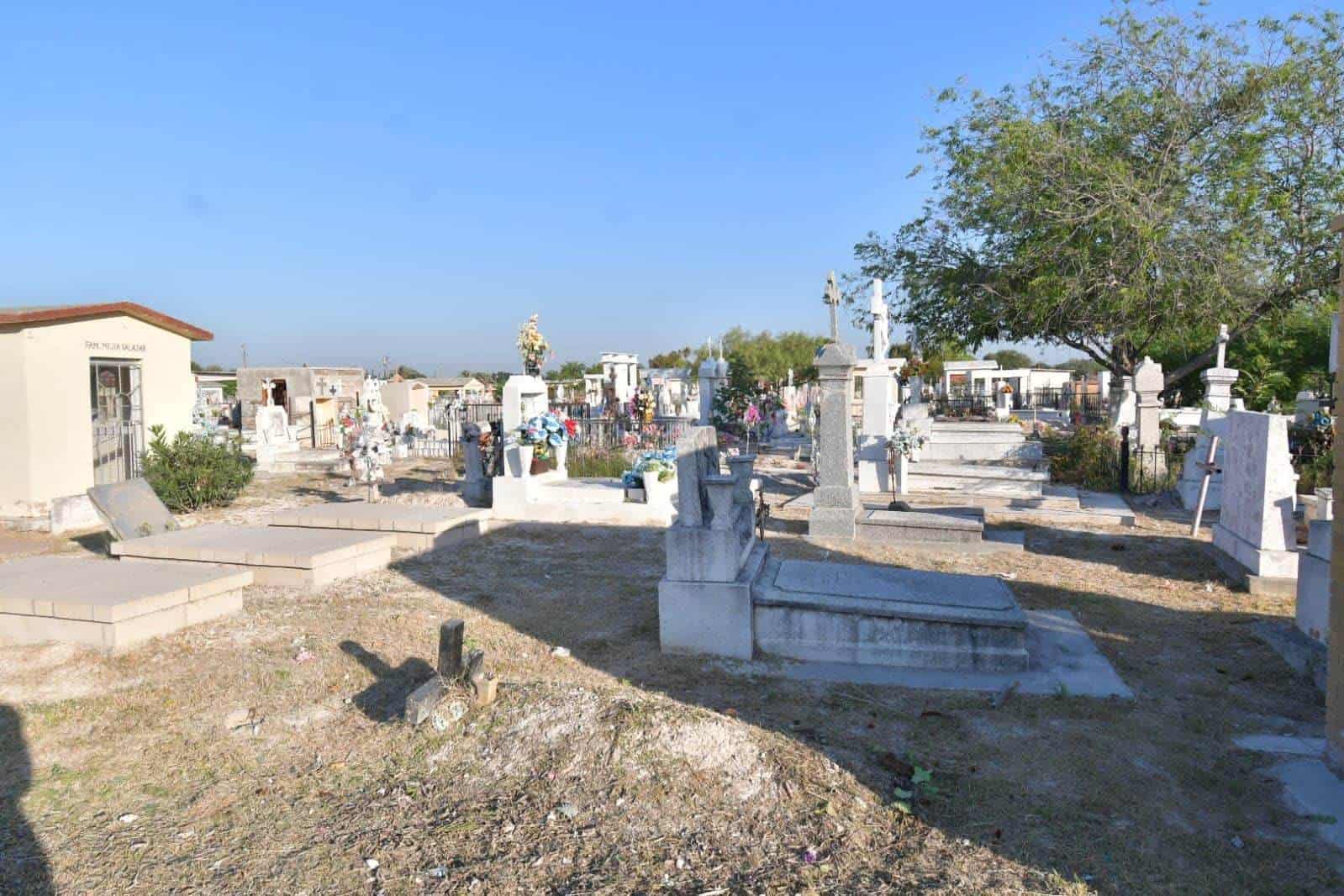 Panteones de los Cinco Manantiales se preparan para el Día de Muertos