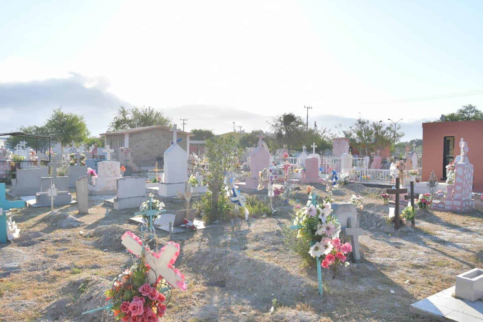 Panteones de los Cinco Manantiales se preparan para el Día de Muertos