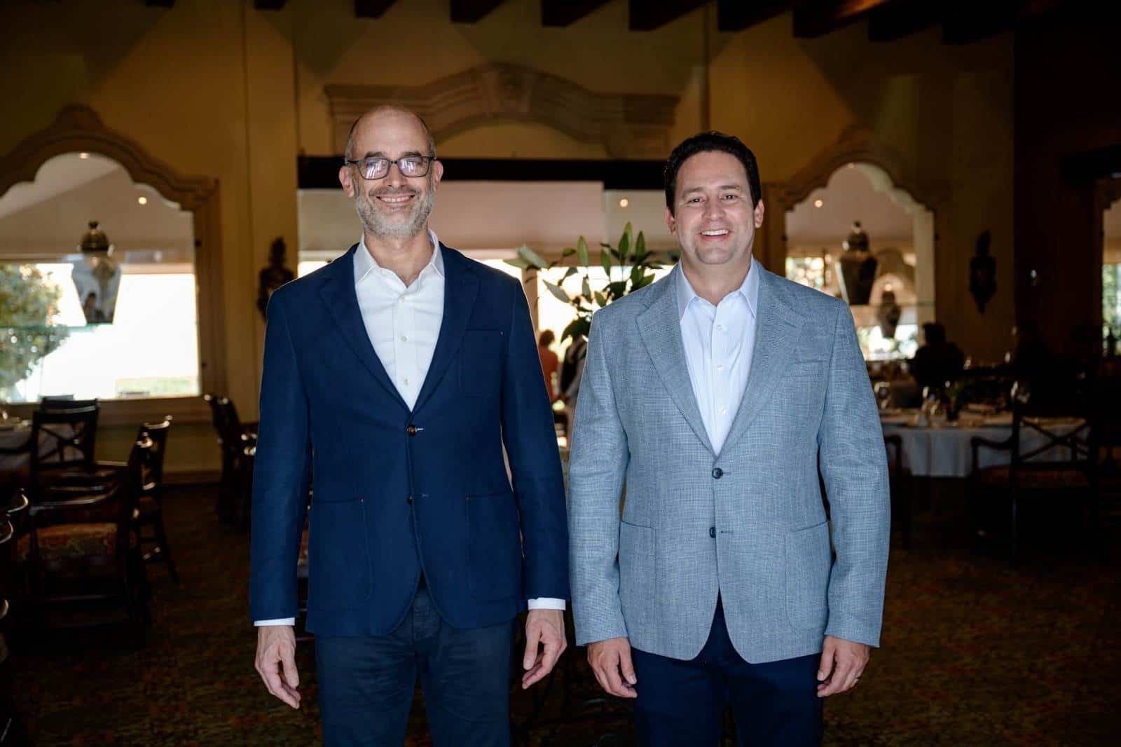 El alcalde electo de Saltillo, Javier Díaz González y ex alcalde de San Pedro Garza García, Nuevo León, Miguel Treviño de Hoyos.