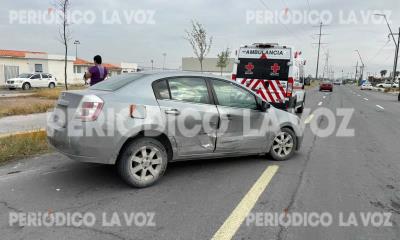 Se estrella en auto con bebé abordo