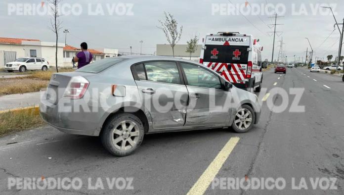 Se estrella en auto con bebé abordo