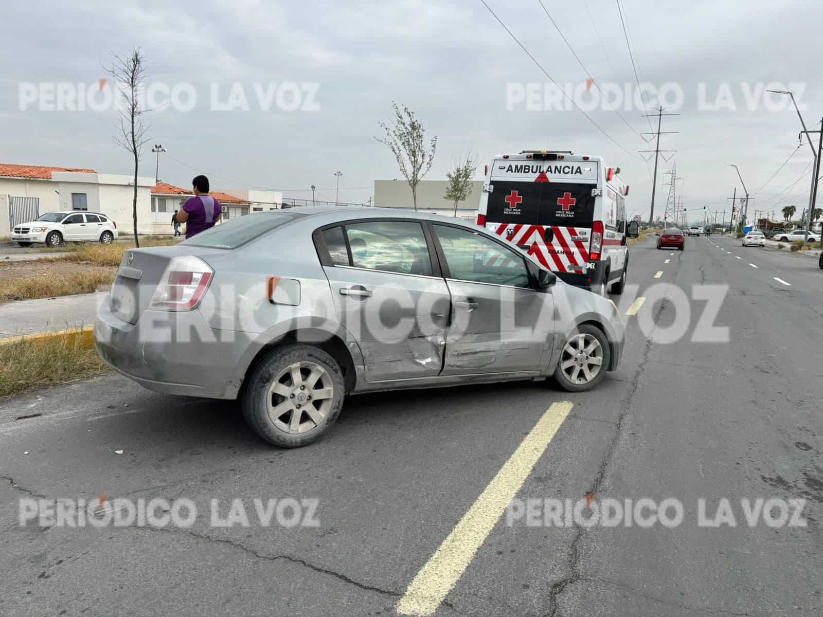 Se estrella en auto con bebé abordo