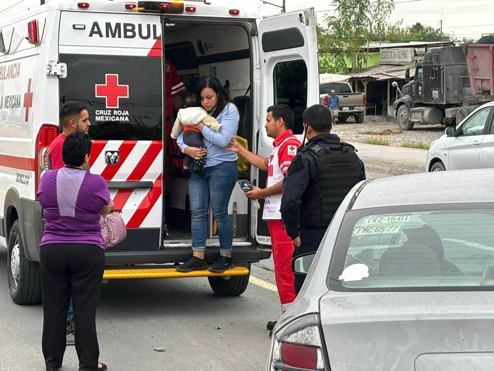 Se estrella en auto con bebé abordo