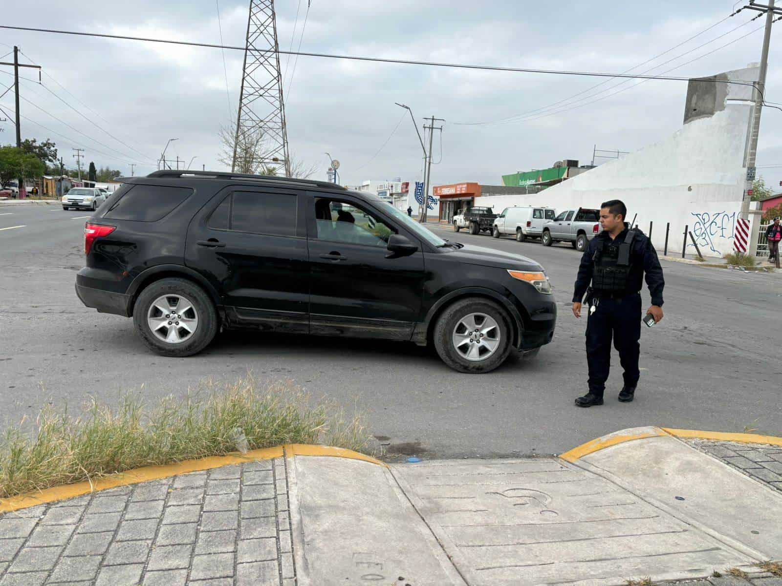 Se estrella en auto con bebé abordo