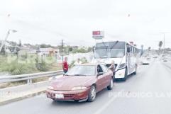 Se queda sin gasolina en el puente del IMSS