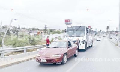 Se queda sin gasolina en el puente del IMSS