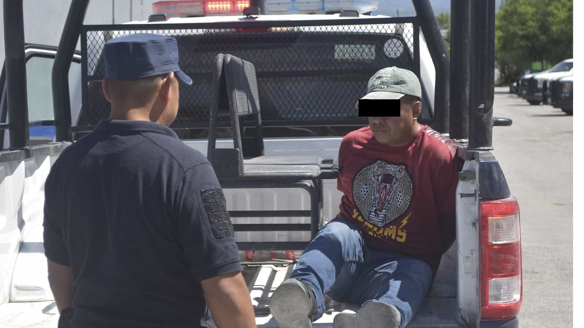 Maltrata a su mujer Frente a gasolinera