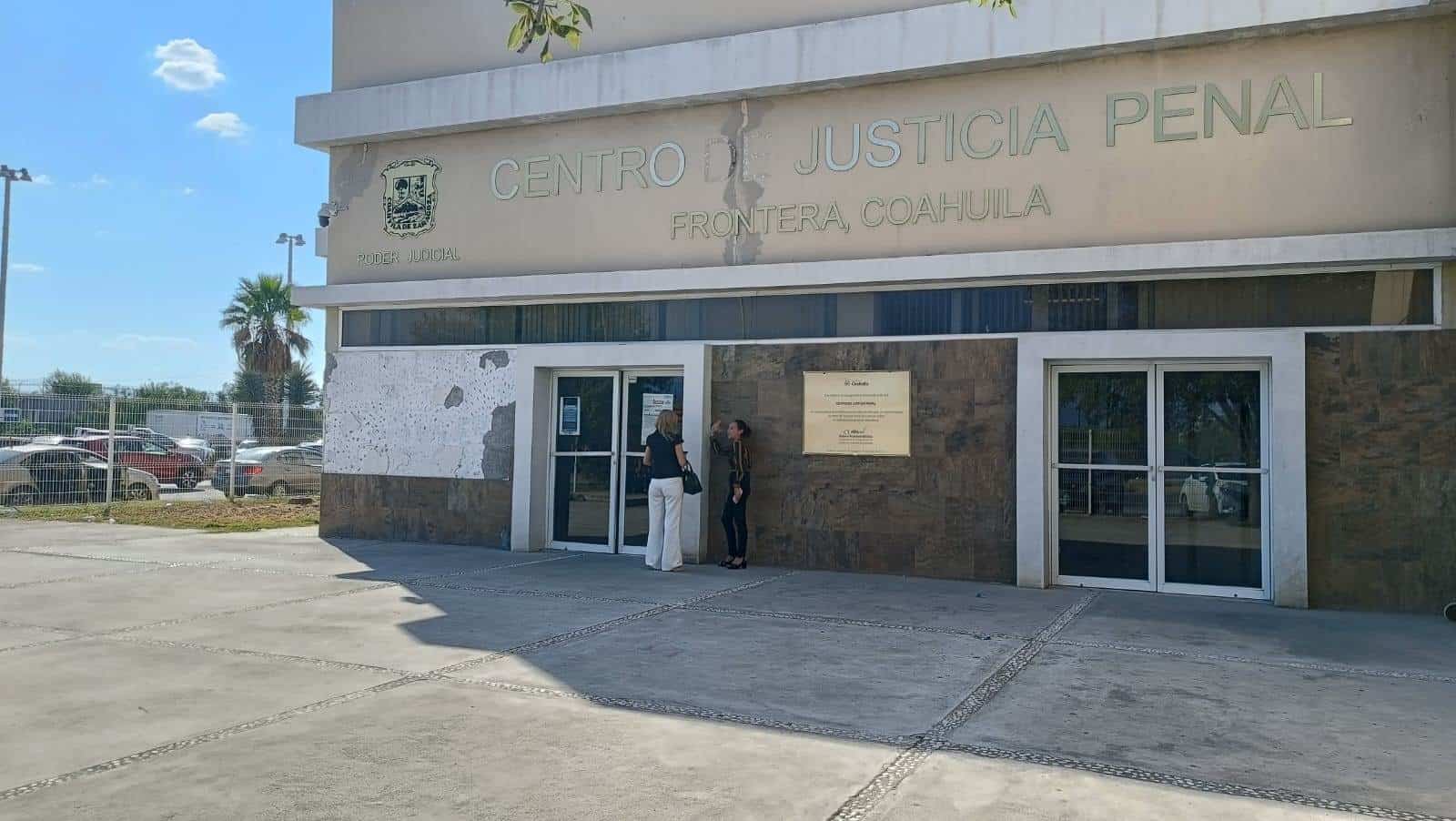 Los imputados residirán en el mismo domicilio hasta cumplir la sentencia en libertad.
